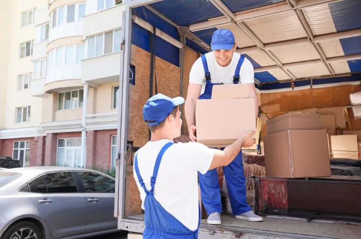 Umzugshelfer entladen Kartons aus LKW Umzugshelfer entladen Kartons aus LKW
